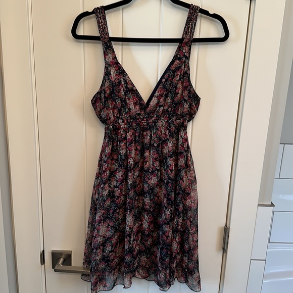 Gorgeous flowy floral dress - Picture 2 of 4